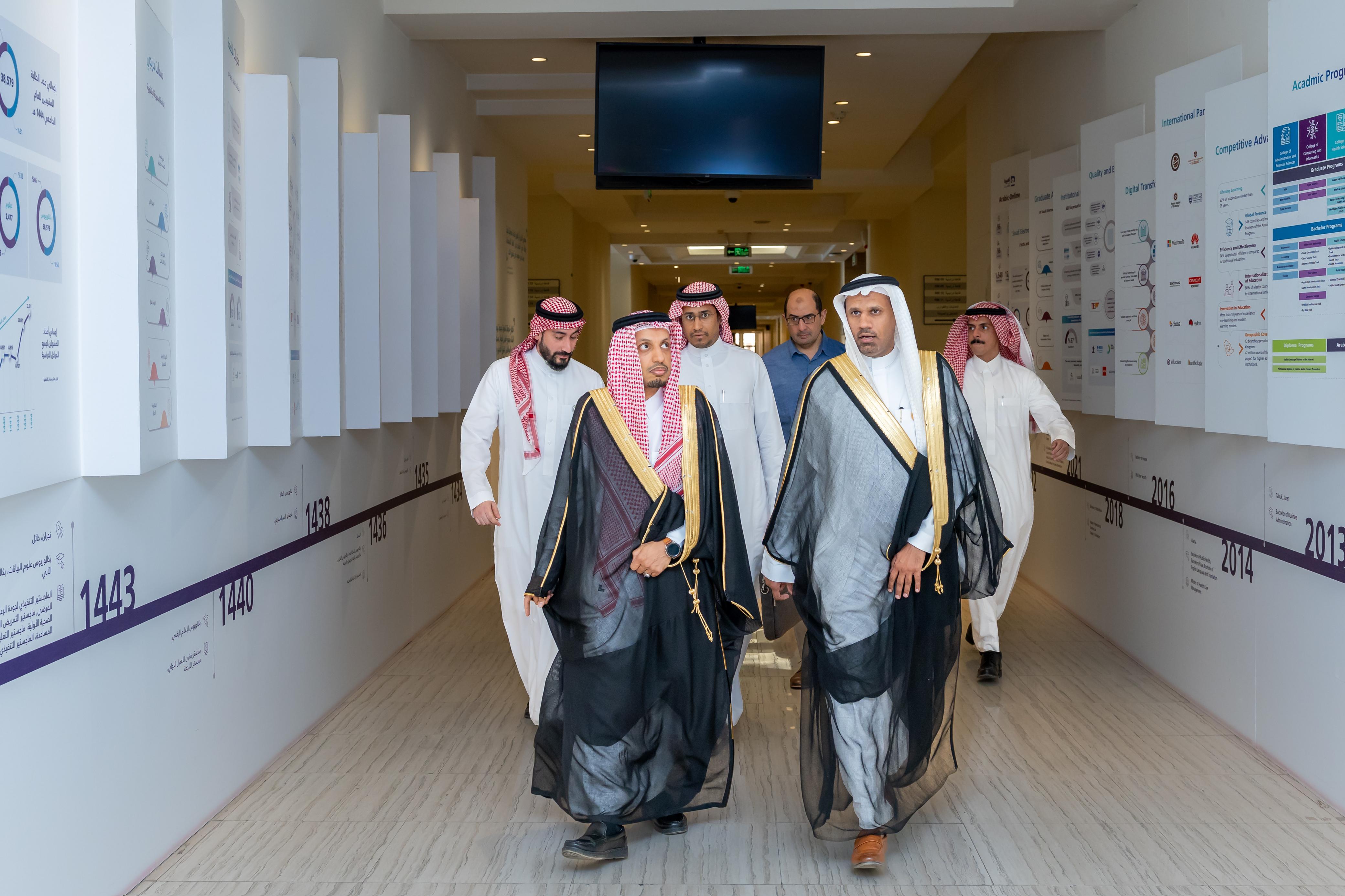 وفد من الجامعة الإسلامية يزور الجامعة السعودية الإلكترونية لتعزيز التعاون الرقمي